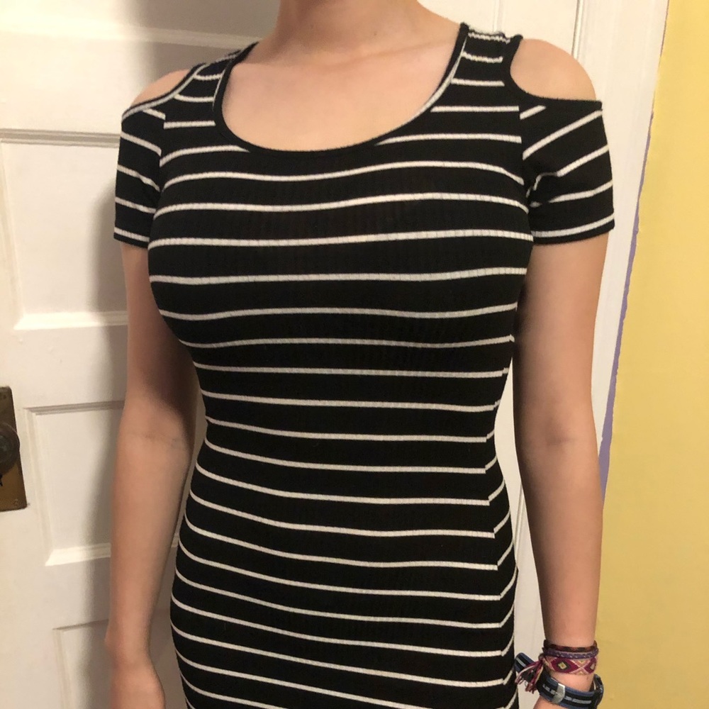 🌸 (3/18) Striped body con dress!